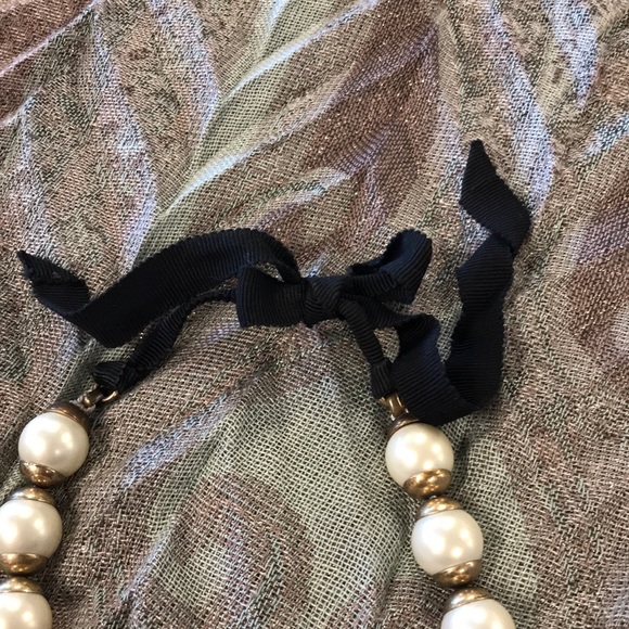 White Pearl Necklace - Picture 3 of 4